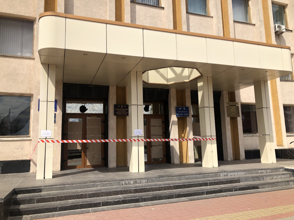 У Нововолинську наполягають на покаранні для хулігана, який розбив вікна будівлі міськради