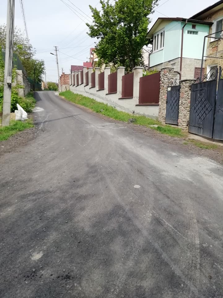 У Луцьку здійснили ремонт вулиці, де були глибокі ями та калюжі