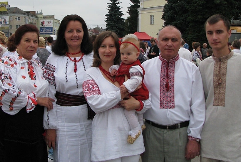 Понад 50 вишиванок: лучанка-нацгвардійка одягла у традиційне українське вбрання усю родину