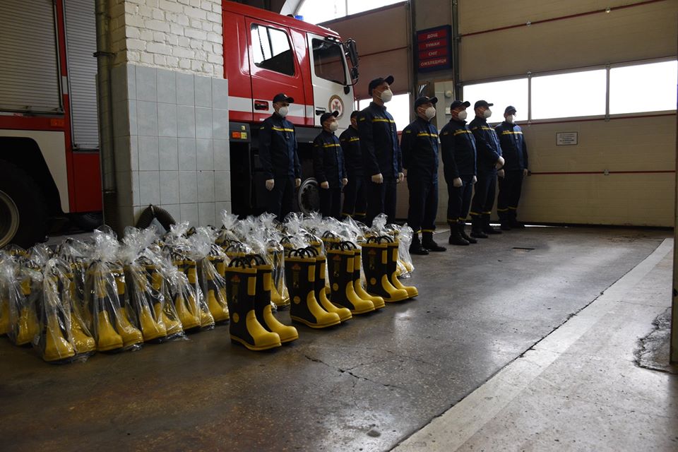 Луцьким рятувальникам передали спецвзуття та пожежні рукави за понад 300 тисяч