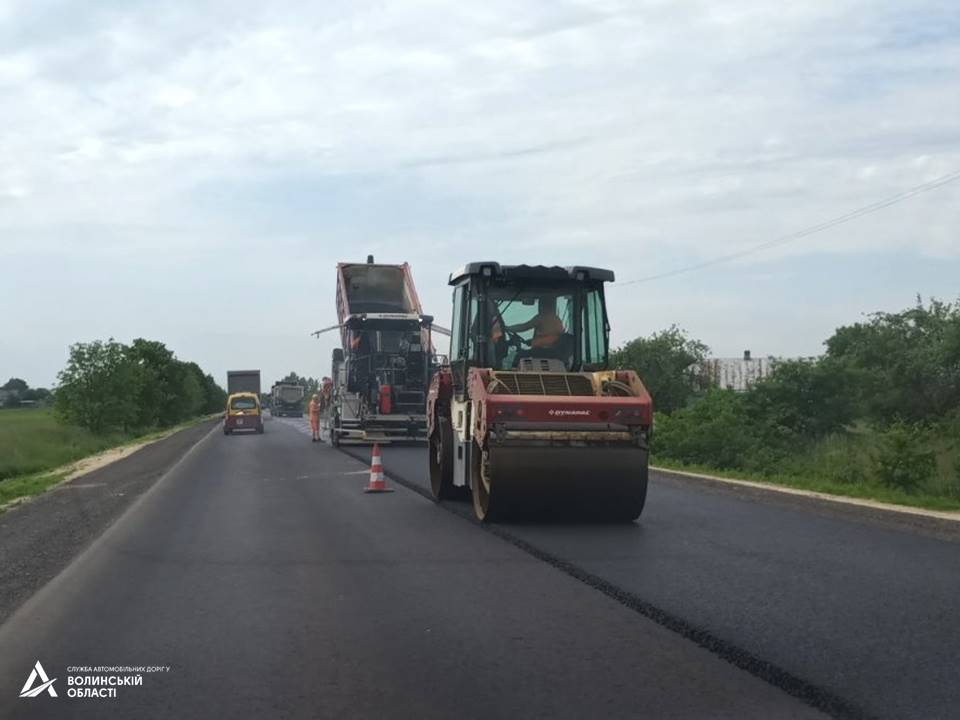 На ділянці міжнародного автошляху поблизу Луцька вкладають фінішний шар асфальту