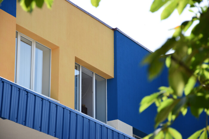 Яскравий та сучасний: у луцькій школі оновили фасад