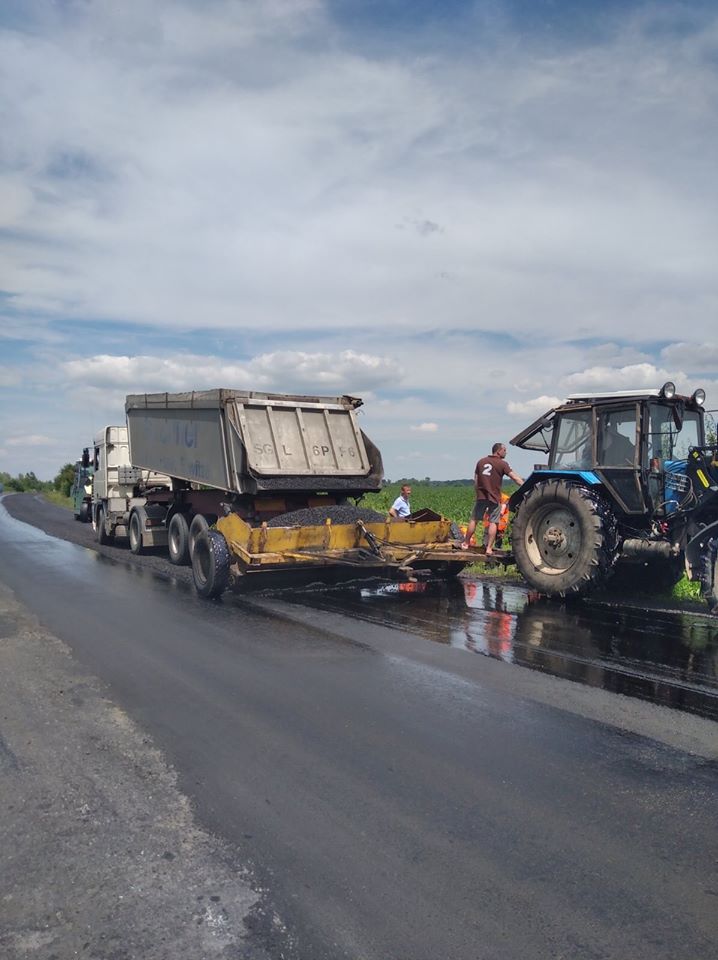 На Волині триває ремонт відрізку автошляху поблизу Нововолинська