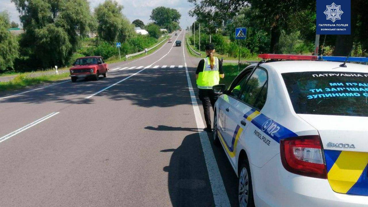 Поліція супроводжувала до Луцька на операцію: водій обманув патрульних, що дружині погано