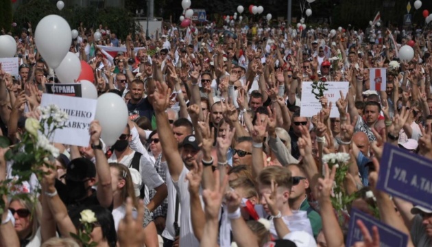 На мітинг проти влади у Мінську вийшли десятки тисяч людей