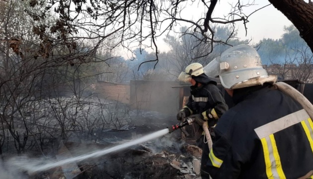 Рятувальники продовжують гасити пожежі на Луганщині