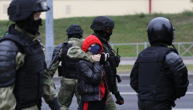У Мінську силовики стріляють у протестувальників гумовими кулями, є поранений