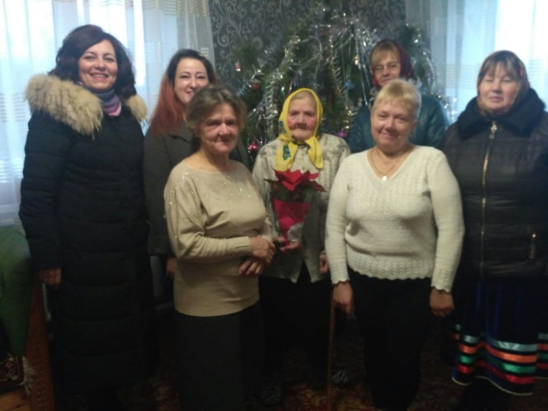 У Нововолинській громаді привітали ювілярку