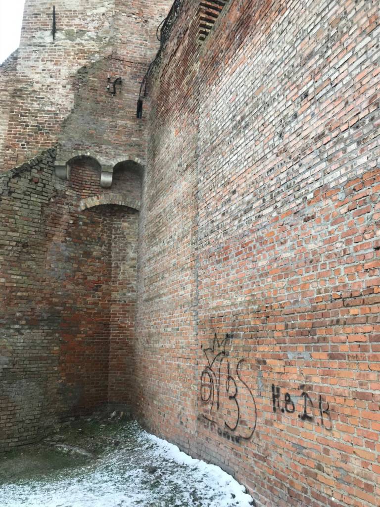 Вандали розмалювали стіни Луцького замку