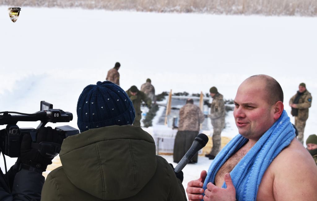 Гартувати тіло і дух: військові 14-ї ОМБ купалися у крижаній воді