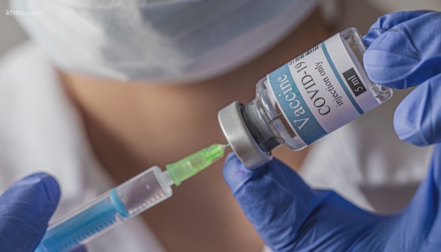 У Польщі зафіксували близько 300 ускладнень після COVID-вакцинації, одна людина померла