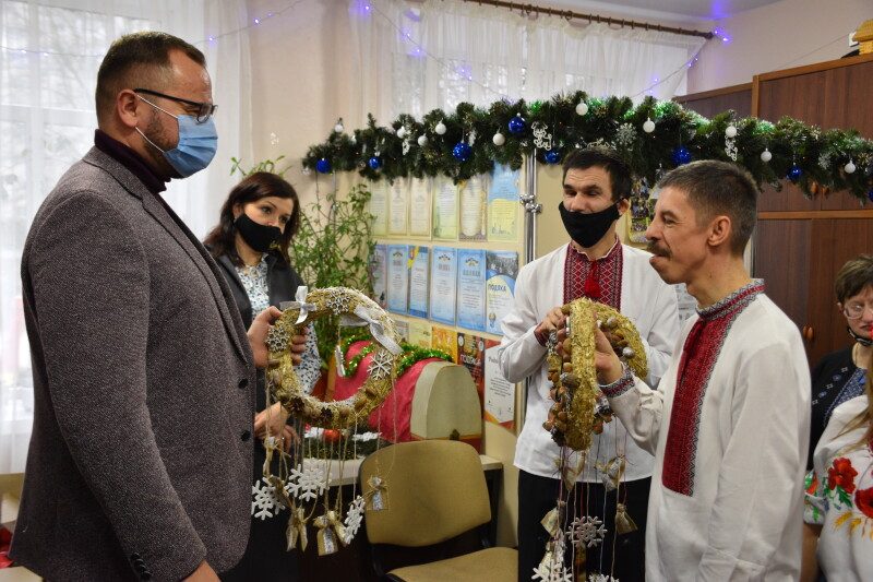 У Луцьку привітали зі святами представників ГО «Центр реабілітації осіб з інвалідністю «Джерело життя»