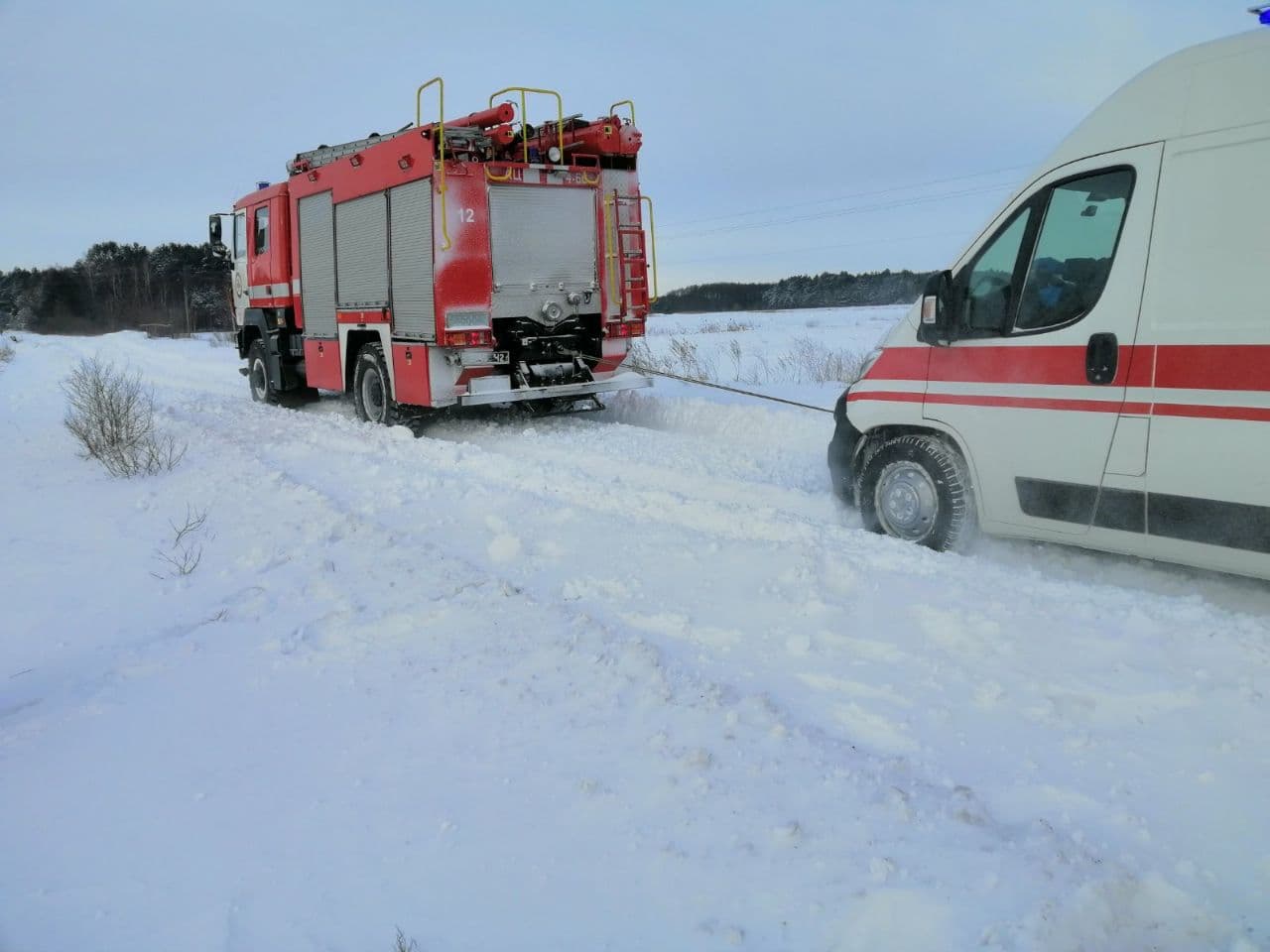 За вихідні зі снігових заметів на Волині рятувальники вивільнили 29 авто