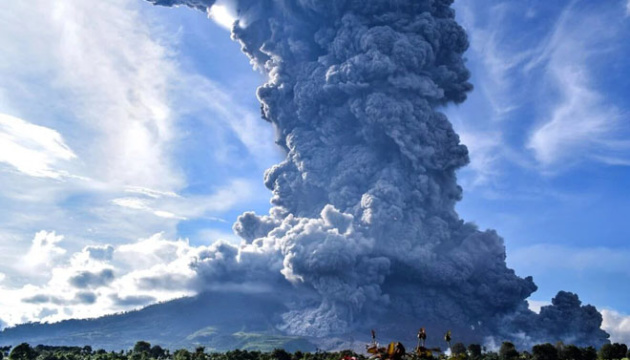 В Індонезії прокинувся вулкан – стовп попелу 1500 метрів