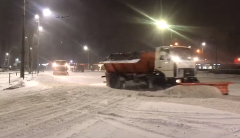 На дорогах та тротуарах Луцька протягом дня і ночі працюватиме снігоочисна техніка