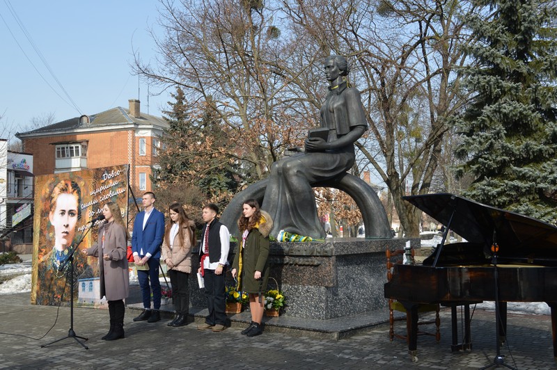 У Ковелі представники міської влади поклали квіти до пам’ятника Лесі Українці