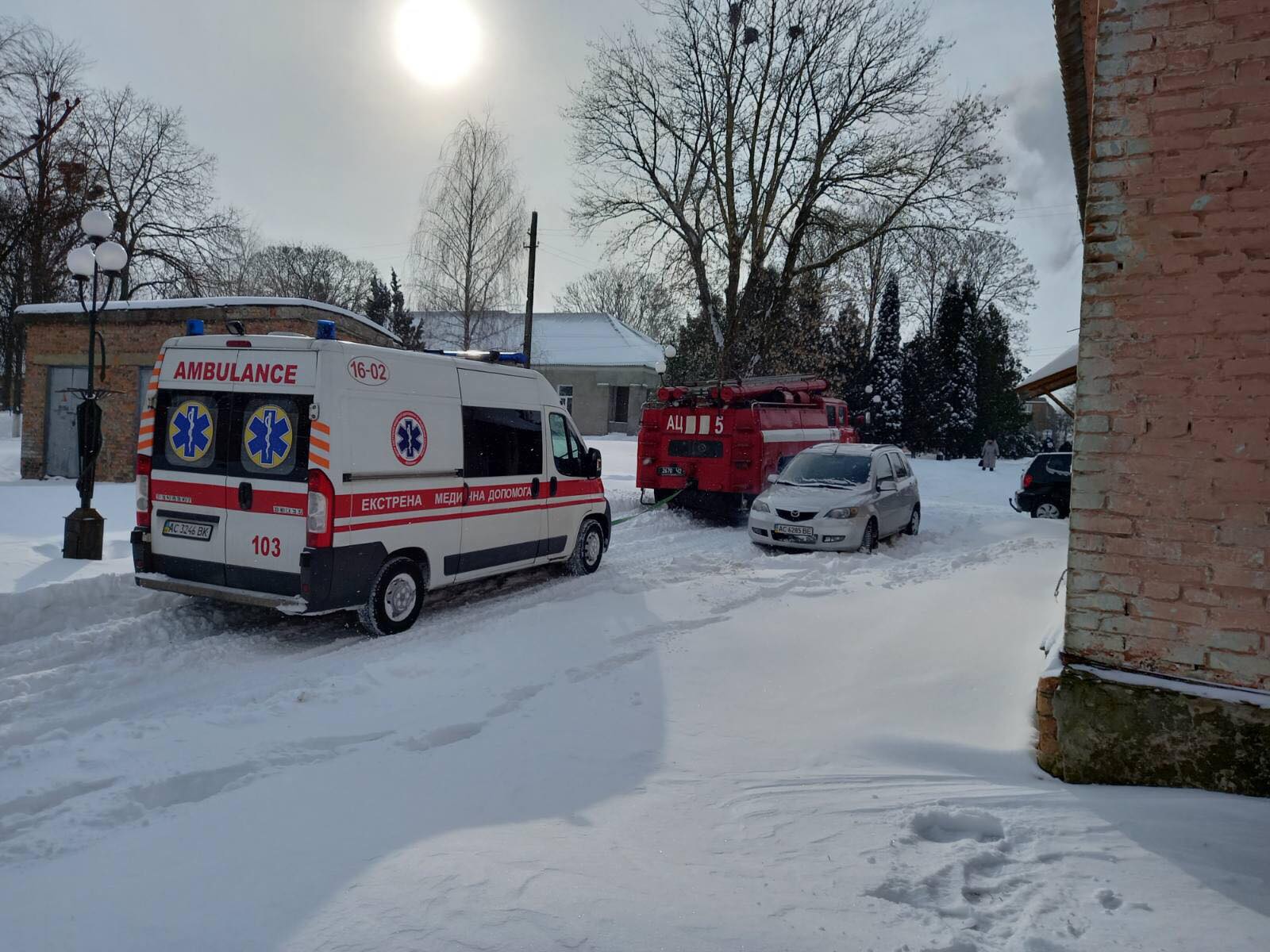 На Волині рятувальники звільнили зі снігу швидку з хворим під ШВЛ