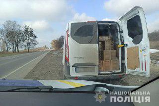 Понад 200 коробок з горілчаними виробами: у Володимирі-Волинському районі правоохоронці затримали автомобіль