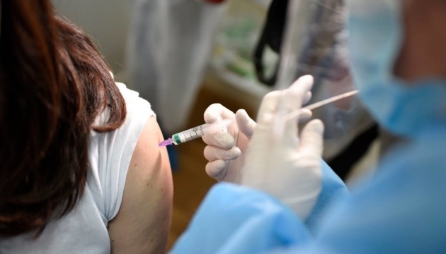 Уряд виділив майже 1,5 мільярда на виплати медикам, які вакцинують від COVID-19