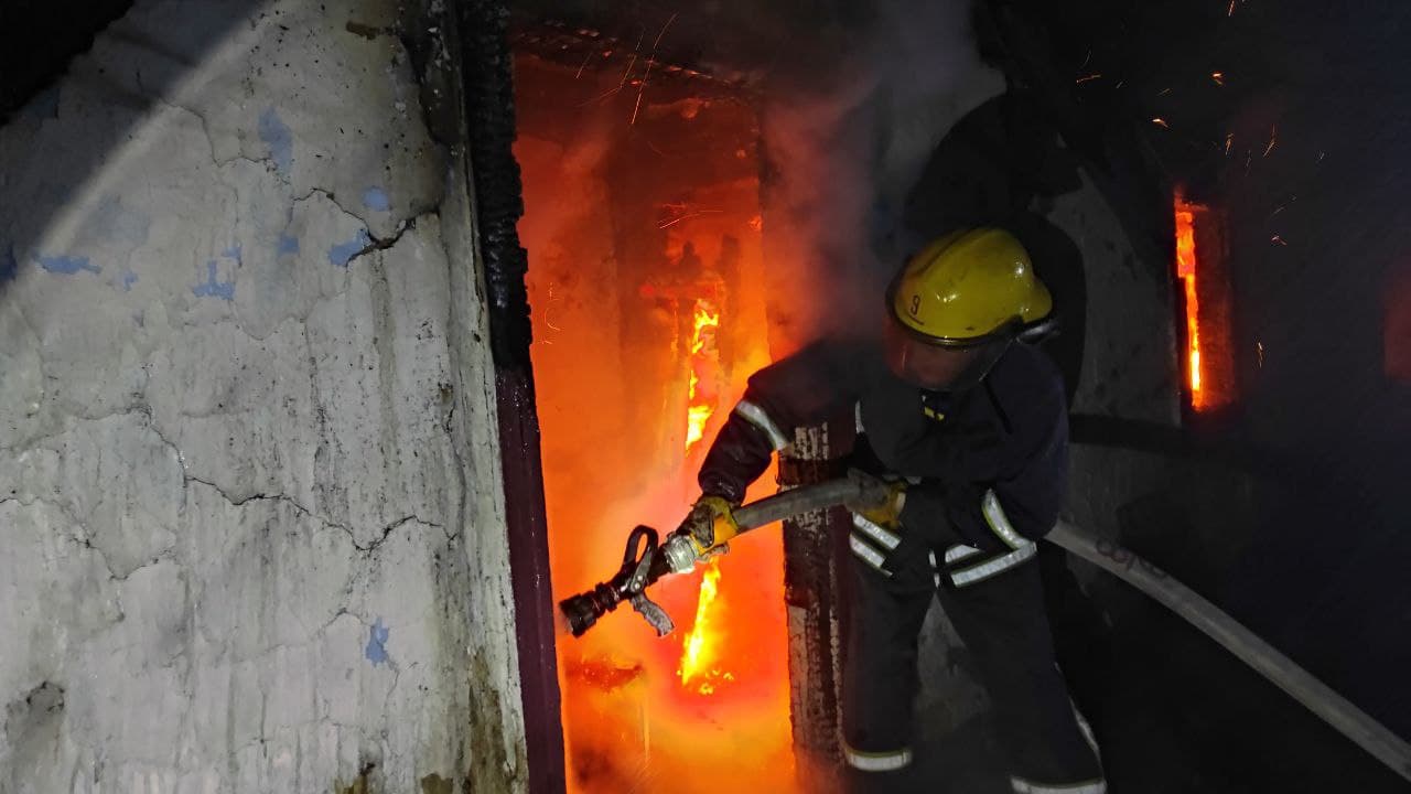 На Волині вогнеборці загасили пожежу двох господарських споруд та врятували житловий будинок пенсіонерки