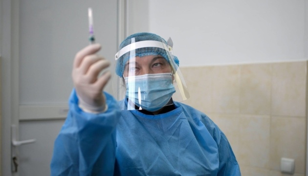 В Україні першу дозу COVID-вакцини отримали майже сім тисяч осіб