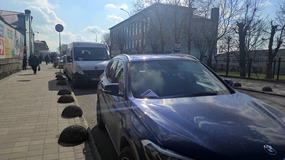 У Володимирі-Волинському муніципали розпочали роботу з водіями, які паркують авто з порушеннями
