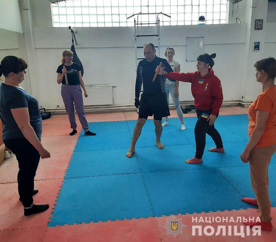 У Луцьку працівники тренінгового центру ГУНП навчають жінок самообороні