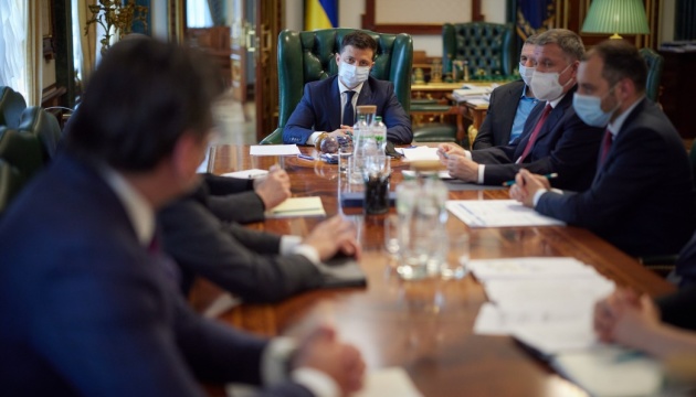 Україна може закрити авіасполучення з Білоруссю