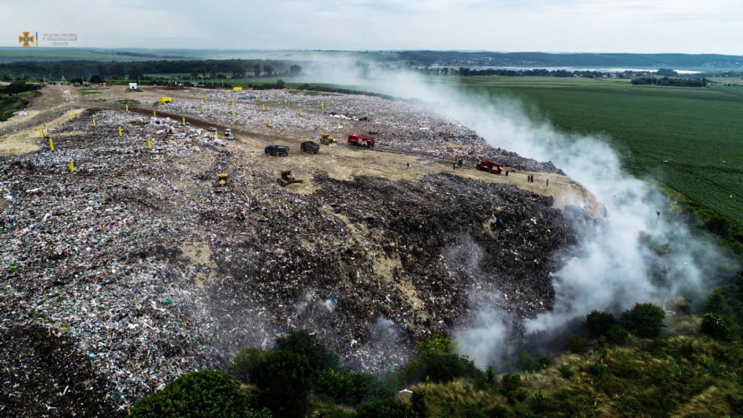 Під Тернополем другу добу горить велике сміттєзвалище