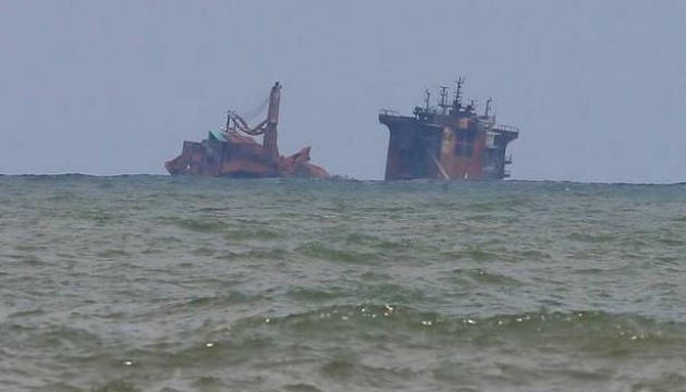 Біля Шрі-Ланки затонуло судно з екологічно небезпечним вантажем