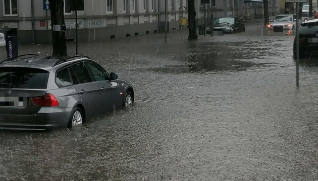 У Польщі вирує негода – затоплені вулиці, зірвані дахи, тисячі людей без світла