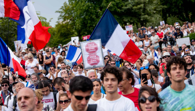 У Парижі поліція розігнала акцію протесту проти обов’язкової вакцинації