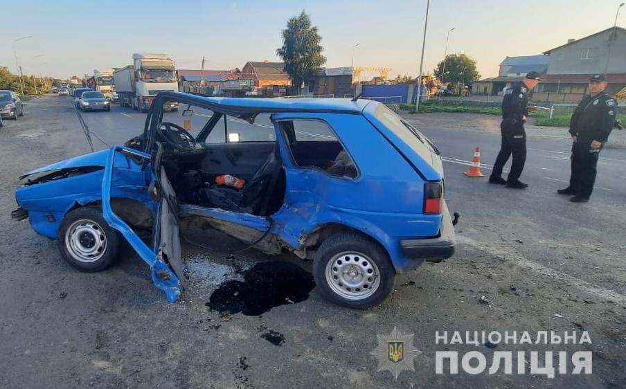 Поблизу Луцька зіткнулися Volkswagen та Renault, один водій у лікарні