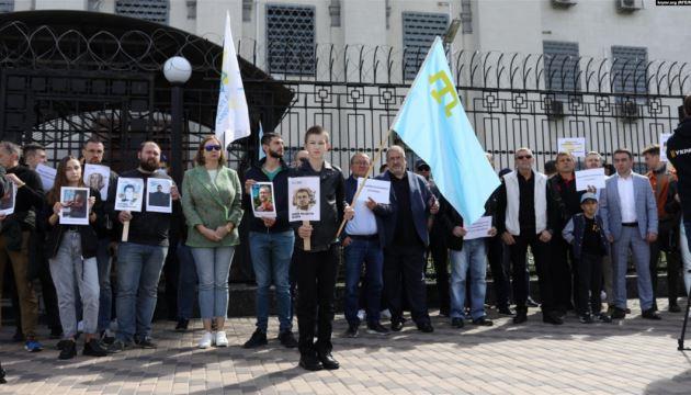У Києві під посольством Росії пройшла акція на підтримку затриманих кримських татар