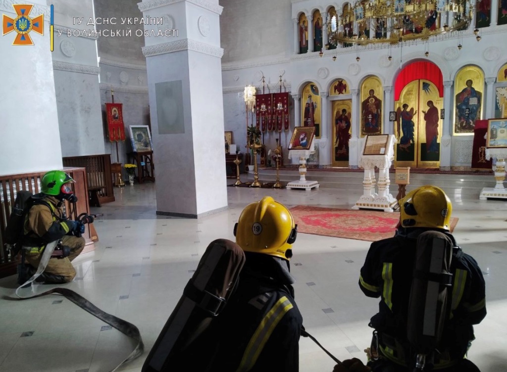 Пожежа під куполом церкви: у Ковелі організували навчання рятувальників на території храму