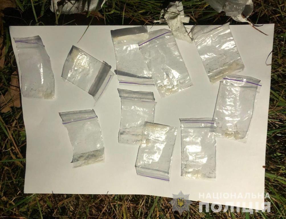 10 пакетиків з PVP та шприци: у Ковельському районі виявили зловмисника, причетного до зберігання наркотиків