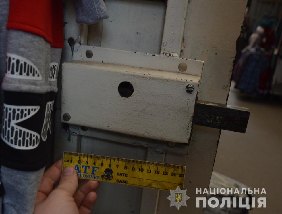 Нововолинські поліцейські встановили зловмисника, який обікрав два кіоски на місцевому ринку