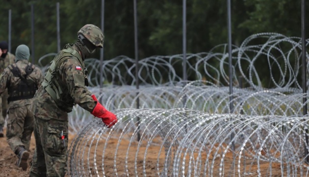 Білоруські спецслужби силою женуть мігрантів на огорожу і сліплять поляків лазерами