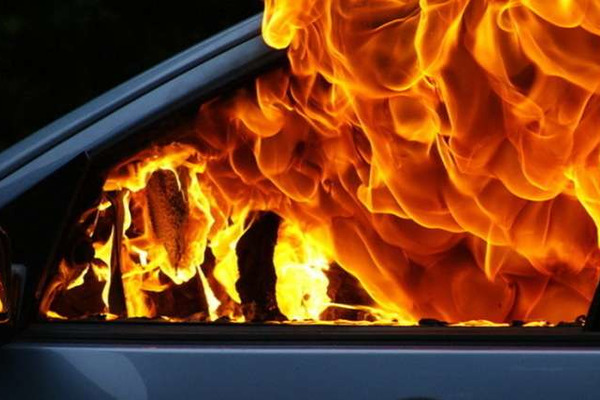 У Луцьку загорілися два автомобілі