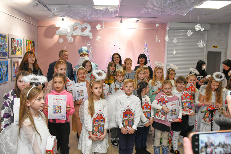 «Місто Святого Миколая»: у Луцьку відкрили виставку у рамках конкурсу дитячого малюнка