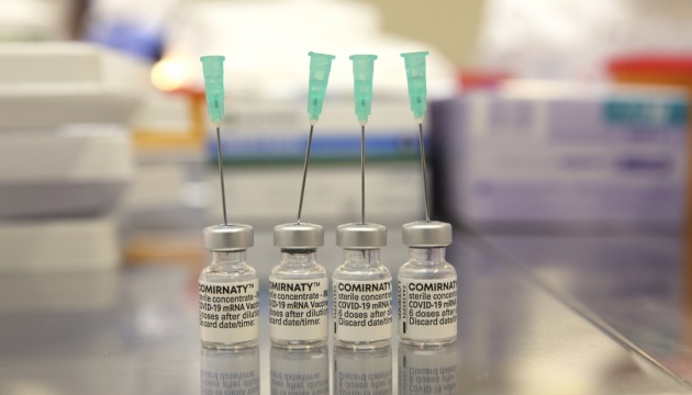 «Pfizer» тестуватиме бустерну дозу COVID-вакцини на дітях від шести місяців