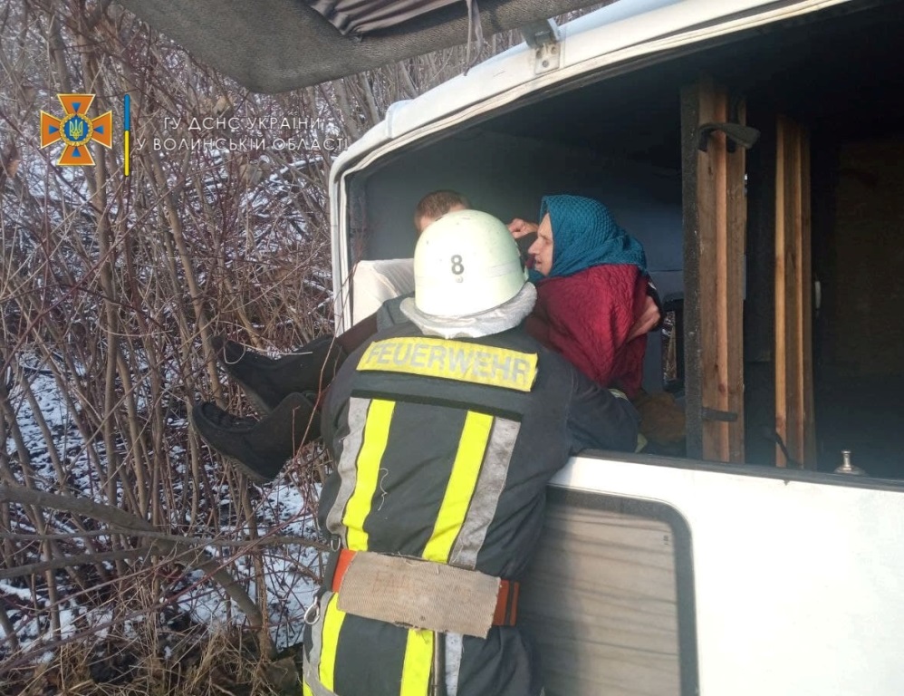 Автобус злетів у кювет: на Волині рятувальники допомогли людям, які потрапили у ДТП