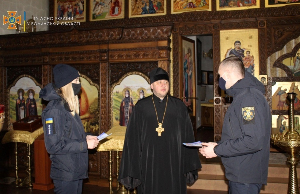 Волинські рятувальники інформують священнослужителів щодо правил безпечного святкування Різдва