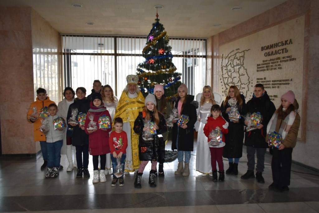 У Луцьку з прийдешнім Різдвом привітали дітей Героїв, загиблих в АТО/ООС