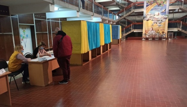 Більш як половина українців підтримують ідею дострокових виборів до Ради
