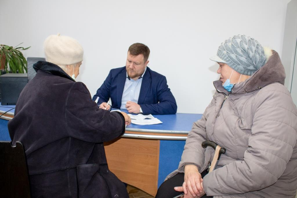 Житлово-комунальні питання та робота ФАПу: Нововолинський міський голова провів виїзний прийом громадян