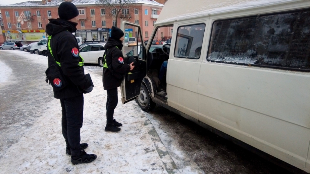 У Нововолинську муніципали штрафуватимуть водіїв за порушення правил зупинки та стоянки авто