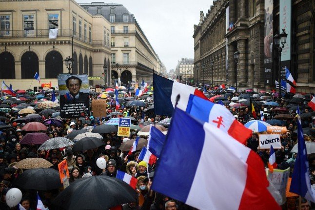 Понад 100 тисяч людей у Франції виступили проти вакцинної перепустки