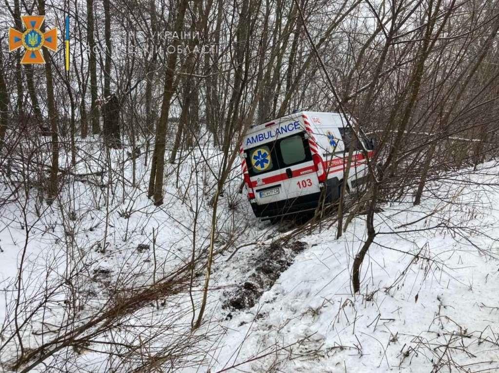 На Волині рятувальники допомогли водієві «швидкої»