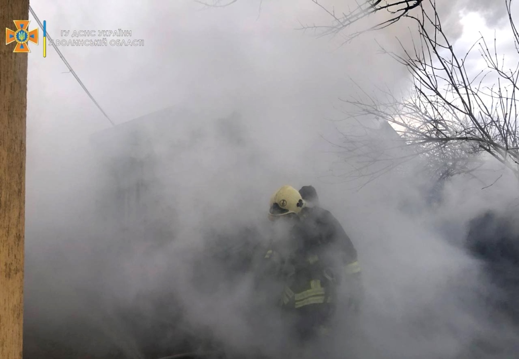 У Володимирі рятувальники ліквідували пожежу в господарській споруді